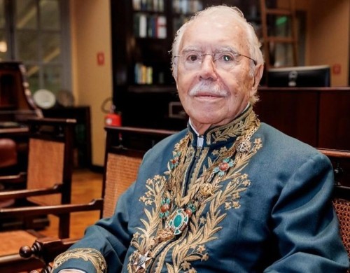 José Sarney apresenta melhora durante tratamento de pneumonia, mas segue internado