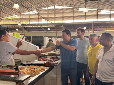 Felipe Camarão e Gentil Neto são recebidos calorosamente no Mercado Central de Caxias