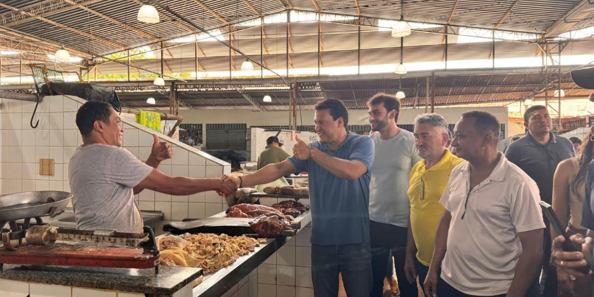 Felipe Camarão e Gentil Neto são recebidos calorosamente no Mercado Central de Caxias