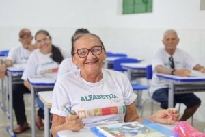 Alfabetiza Piauí alcança 100 mil matrículas entre jovens, adultos e idosos