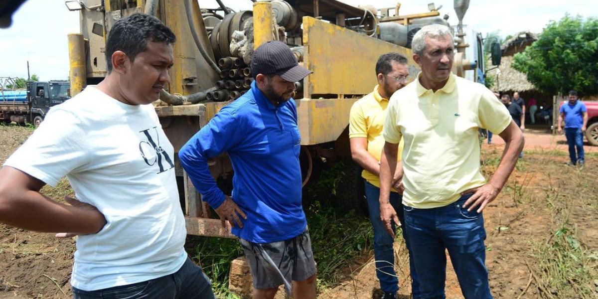 Secretário de Governo, Nonatinho, acompanha o início da construção de um poço artesiano no povoado Santa Luzia em Matões