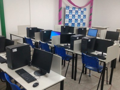 Clubinho de Robótica de Codó recebe computadores e entrega kits pedagógicos pelo prefeito Zé Francisco