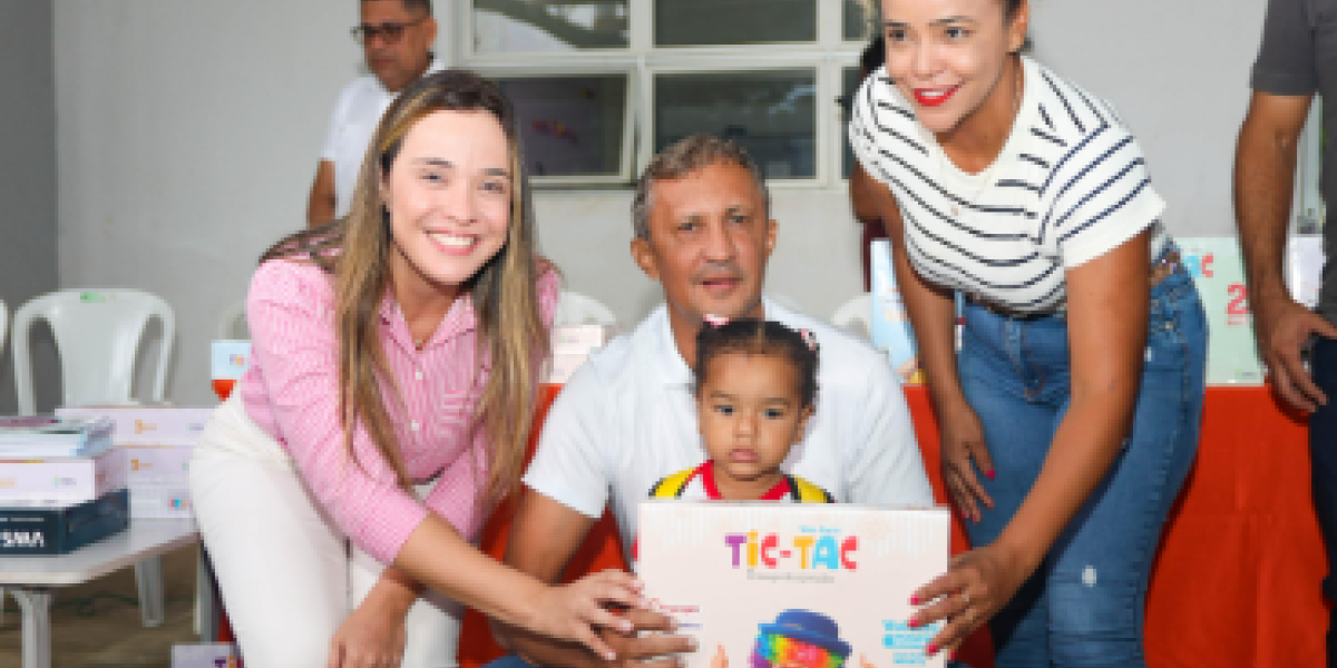 Prefeitura entrega livros didáticos para creche Tia Maria do Carmo em Matões 