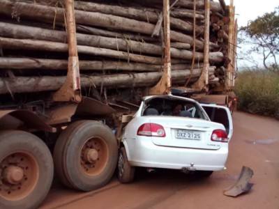 Veículo bate em carreta carregada de eucalipto na BR-222 no Maranhão