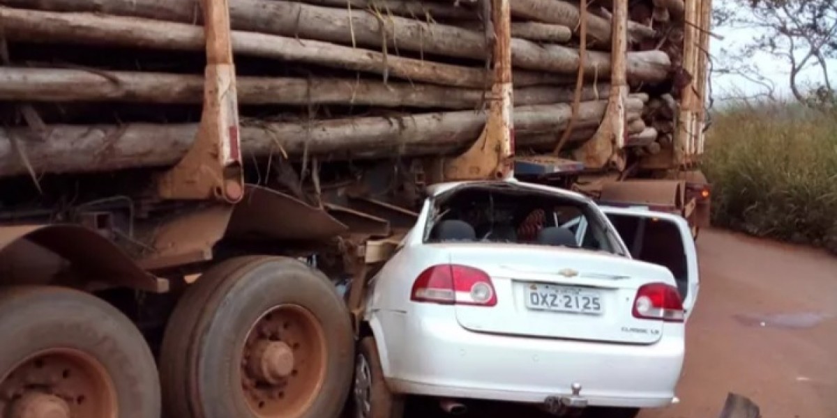Veículo bate em carreta carregada de eucalipto na BR-222 no Maranhão
