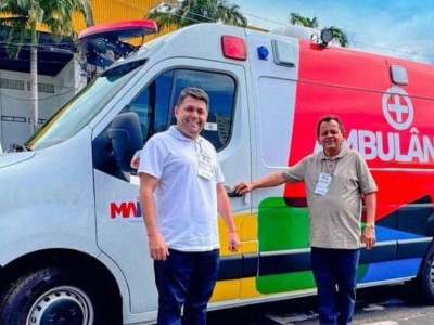 Prefeito de Parnarama e Governador Carlos Brandão entregam nova ambulância para o município