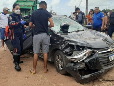 Casal fica ferido após carro bater em mureta durante ultrapassagem na BR-135, em São Luís