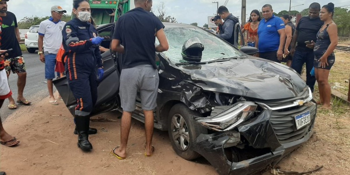 Casal fica ferido após carro bater em mureta durante ultrapassagem na BR-135, em São Luís