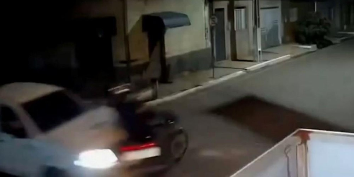 Caminhonete avança preferencial e atropela motociclista e passageiro em Imperatriz 