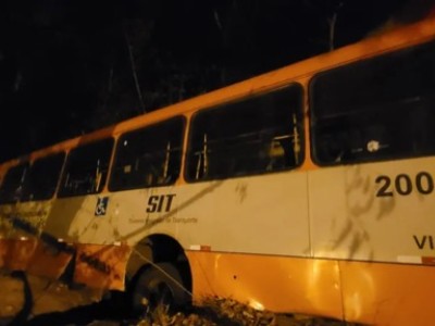 Ônibus com passageiros perde o controle e cai em área de mangue na Avenida dos Africanos em São Luís