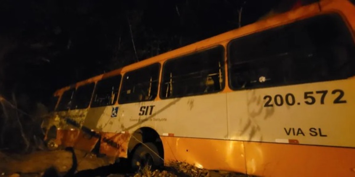 Ônibus com passageiros perde o controle e cai em área de mangue na Avenida dos Africanos em São Luís