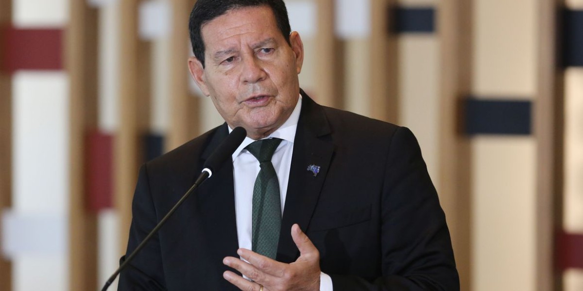 Com covid-19, estado de saúde de Hamilton Mourão é bom