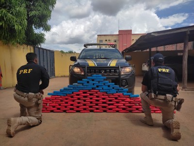 PRF apreende 128 kg de cocaína na BR-230, em Balsas