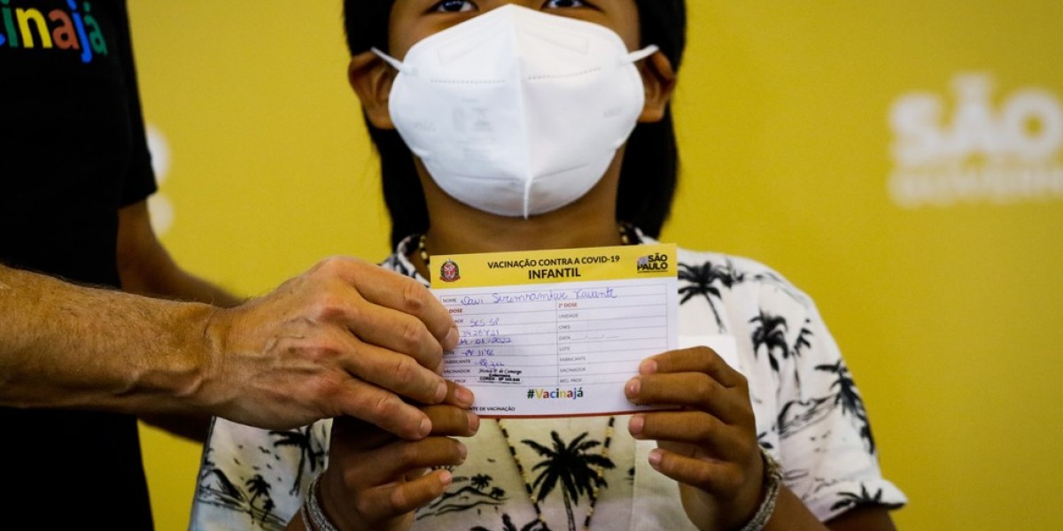 Criança indígena é a primeira a receber dose de vacina infantil contra a covid