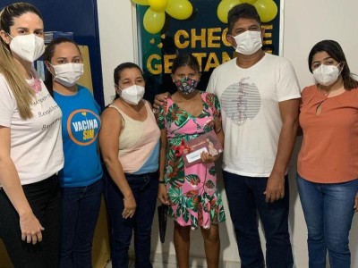 Prefeitura de Duque Bacelar e Governo do Estado entregam cartões do programa “Cheque Cesta Básica Gestante“