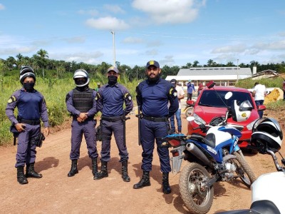 Guardas municipais dão apoio aos trabalhadores que estão realizando pavimentação na via de acesso a escola Aldenora de Araújo em Gonçalves Dias