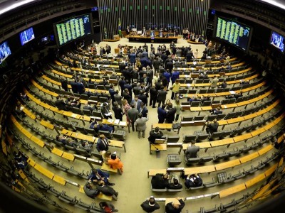 Câmara dos Deputados abre inscrições para concurso com salário de R$ 30 mil e sem graduação específica