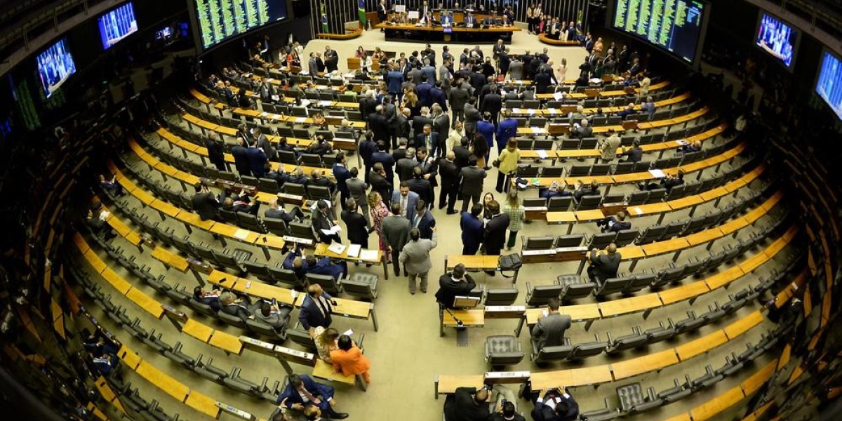 Câmara dos Deputados abre inscrições para concurso com salário de R$ 30 mil e sem graduação específica