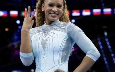 Rebeca Andrade conquista o tricampeonato mundial no salto e faz história