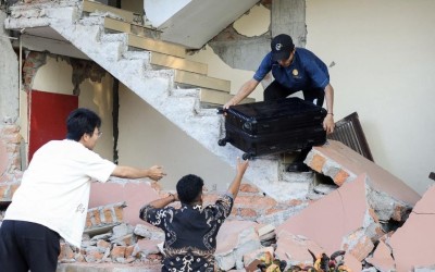 Terremoto de grande intensidade provoca mortes, destruição e alerta de tsunami na Indonésia