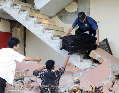 Terremoto de grande intensidade provoca mortes, destruição e alerta de tsunami na Indonésia