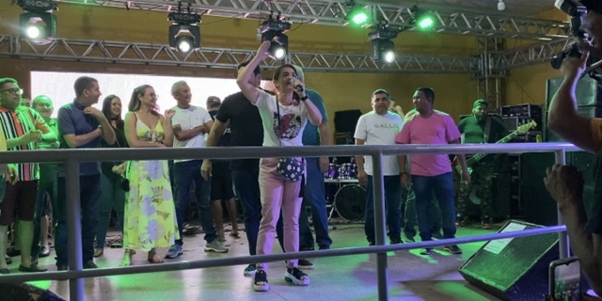 Deputada estadual Cláudia Coutinho realiza festa da vitória em praça pública em Matões