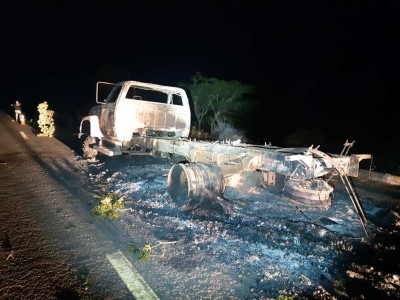 Caminhão incendiado é abandonado na BR-402 no Maranhão