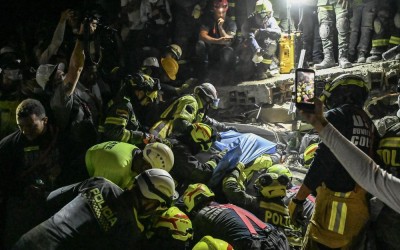 Mulher é resgatada sob escombros 36 horas após terremoto na Colômbia