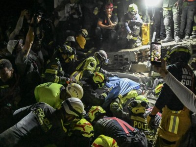 Mulher é resgatada sob escombros 36 horas após terremoto na Colômbia