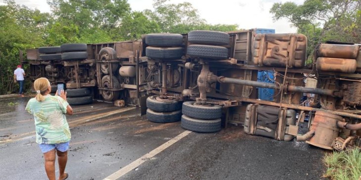 Carreta tomba e interdita a BR-316, entre Caxias e Timon