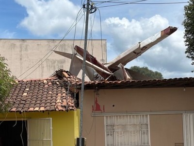 Avião com duas pessoas cai sobre casa em Balsas 