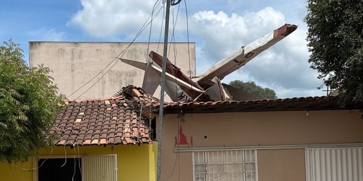 Avião com duas pessoas cai sobre casa em Balsas 