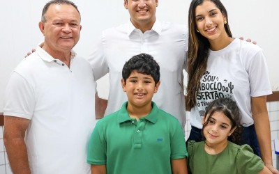 Orleans Brandão (MDB) vota no Centro de Ensino João Pessoa, em Colinas