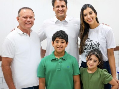Orleans Brandão (MDB) vota no Centro de Ensino João Pessoa, em Colinas