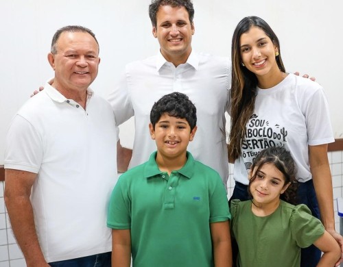 Orleans Brandão (MDB) vota no Centro de Ensino João Pessoa, em Colinas