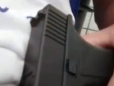 Aluno posta foto com arma dentro de sala de aula em Rosário