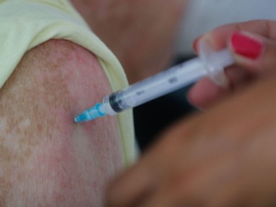 Covid-19: pessoas já infectadas devem esperar um mês antes de vacinar  