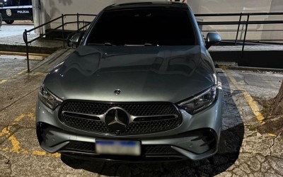 Carro de luxo ligado a Deolane Bezerra é apreendido pela polícia em São Paulo