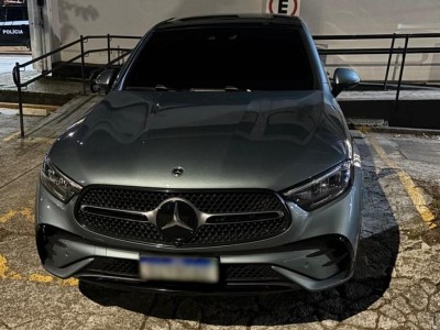 Carro de luxo ligado a Deolane Bezerra é apreendido pela polícia em São Paulo