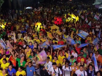 Uma multidão de pessoas  prestigia o primeiro comício de Lacerda e Rose, em São João do Sóter 