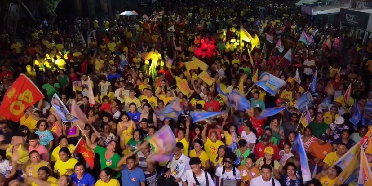 Uma multidão de pessoas  prestigia o primeiro comício de Lacerda e Rose, em São João do Sóter 