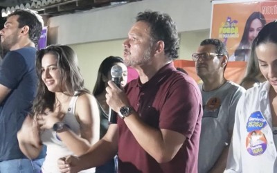 Durval Júnior e Célia Durval reúnem multidão em lançamento da candidatura de Amanda Gentil e Daniella