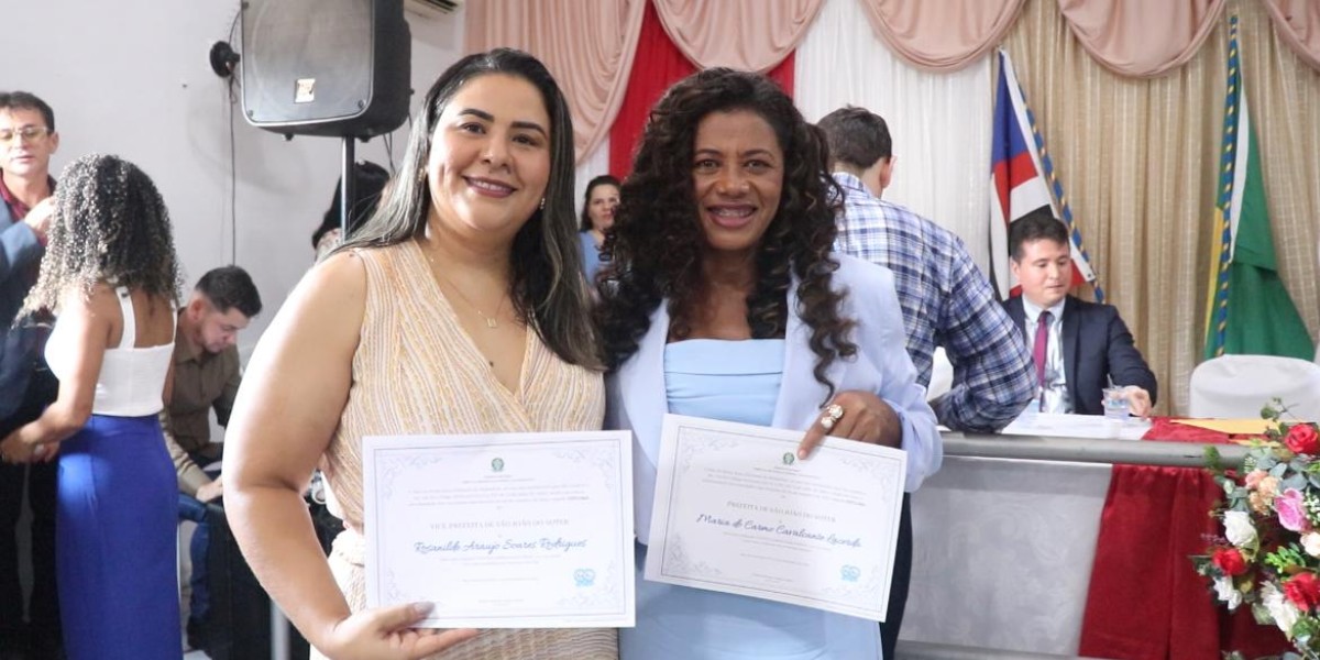 Durante cerimônia, Rose e Lacerda recebem diplomas da  Justiça Eleitoral, em São João do Sóter
