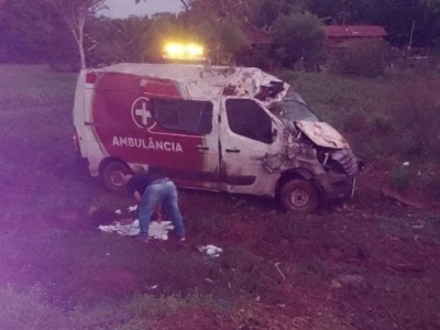 Ambulância de Codó capota com quatro pessoas ao voltar de São Luís