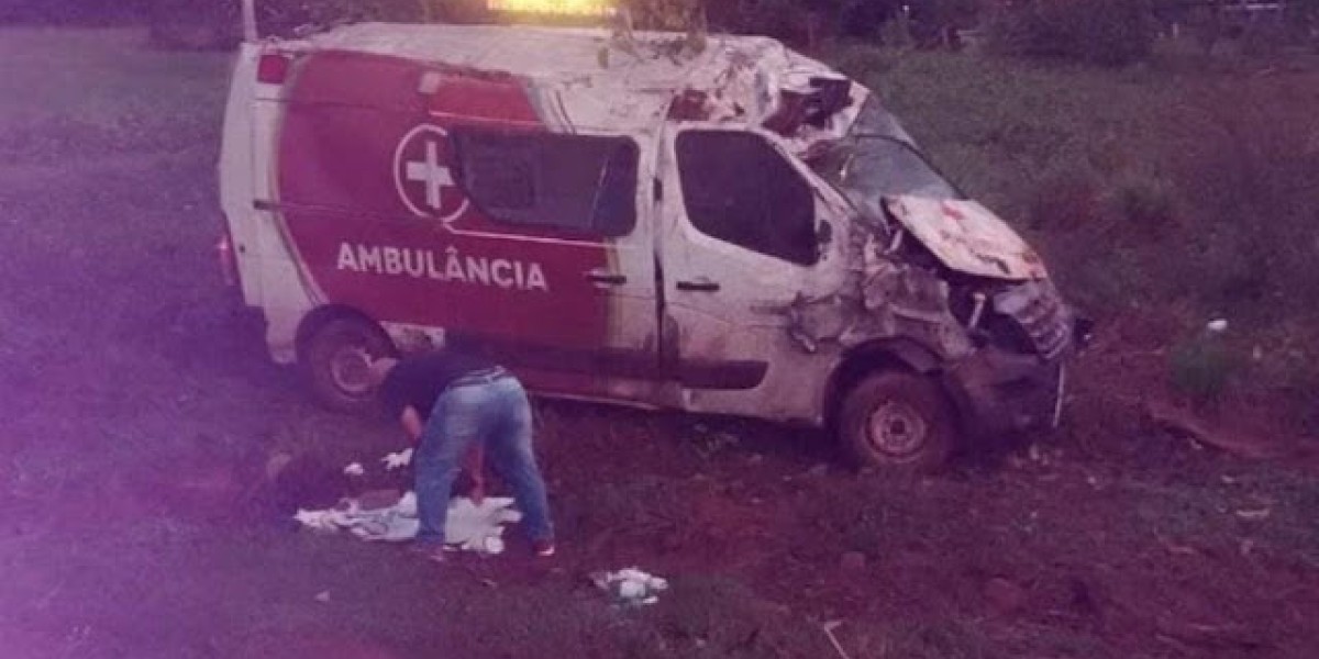 Ambulância de Codó capota com quatro pessoas ao voltar de São Luís
