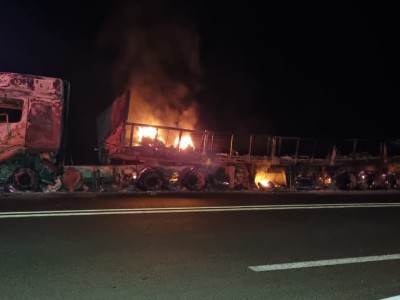 Carreta pega fogo na BR-316, em Codó