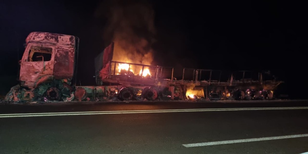 Carreta pega fogo na BR-316, em Codó