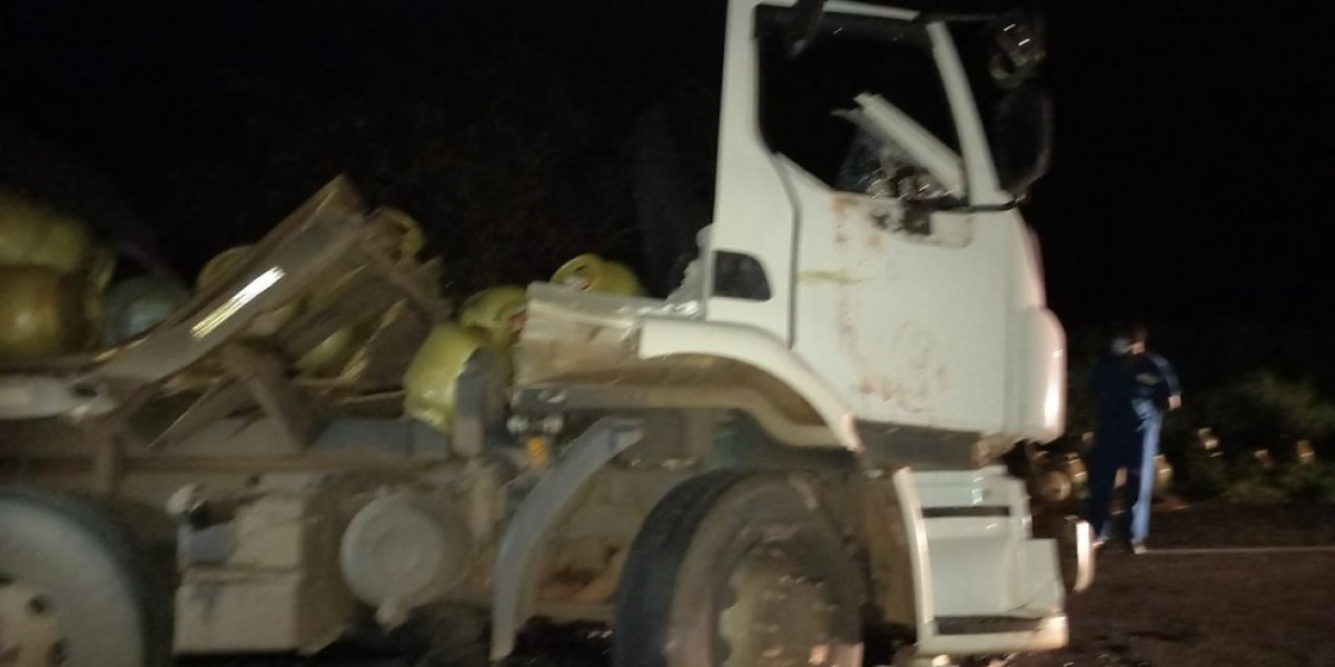 Batida entre duas carretas deixa 1 morto e 3 feridos na BR-316