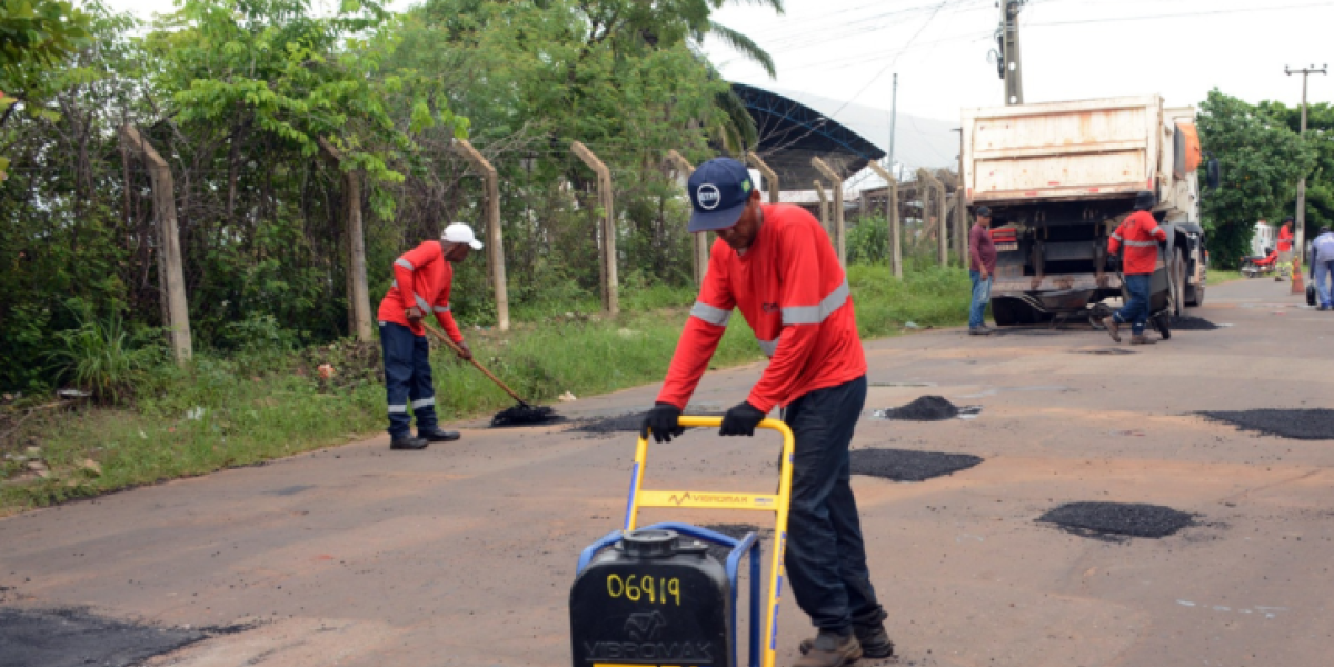 Operação Tapa-Buracos é realizada na Avenida Marechal Costa e Silva