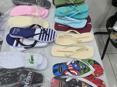 Duas pessoas são presas por comercializar sandálias falsificadas de marcas famosas em Timon